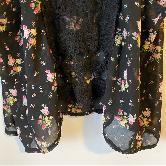 Iris Basic floral crochet lace sleeveless tank blouse - Large - Picture 6 of 13